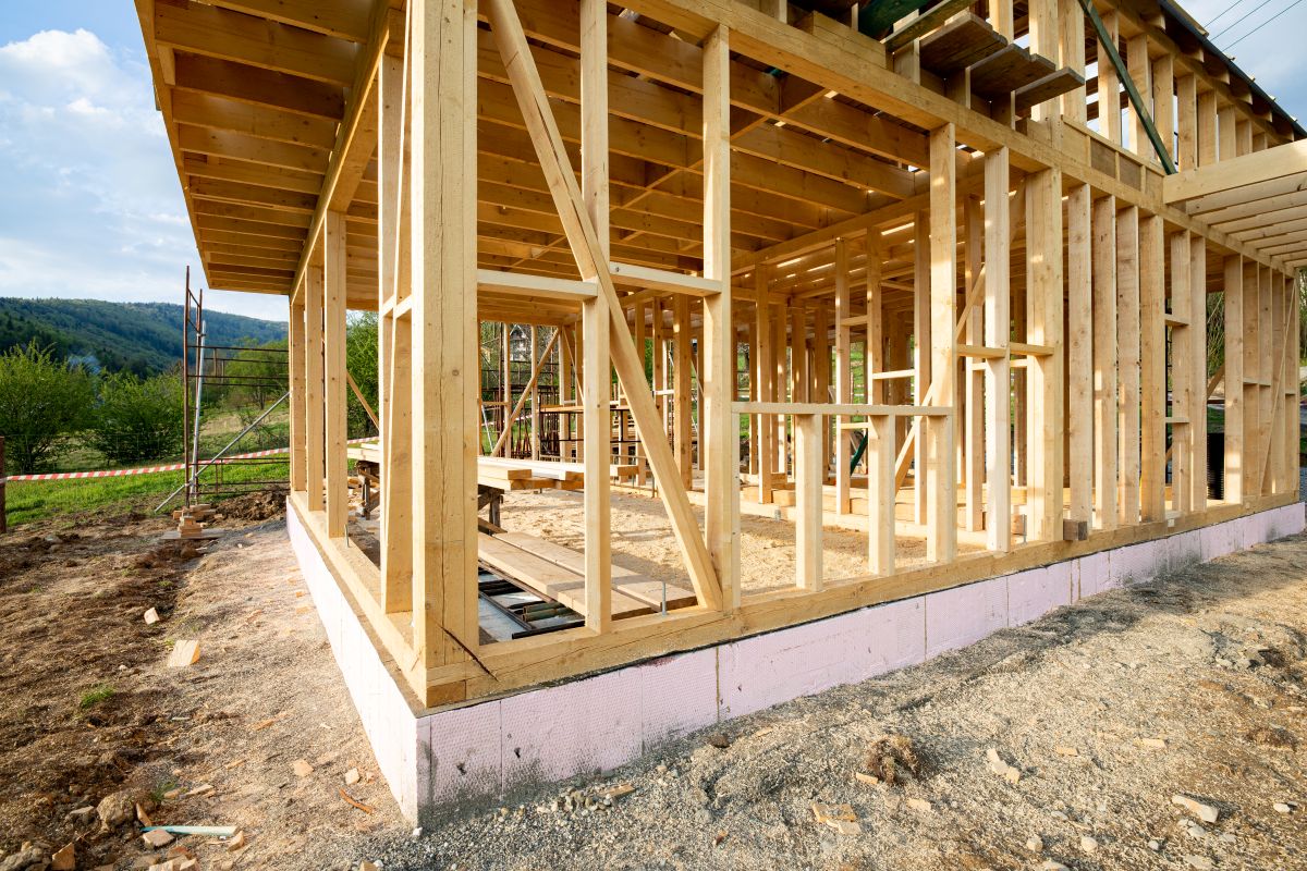 Living area expansion connected to an existing home